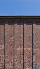 Luftschutzbunker als Hochbunker mit Fassade aus Ziegelsteinen in der Stadt Schweinfurt in Deutschland