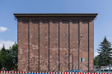 Luftschutzbunker als Hochbunker mit Fassade aus Ziegelsteinen in der Stadt Schweinfurt in...