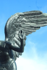 angelo mano scultura cielo azzurro 
