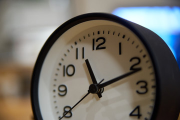 時計・深夜・明るい部屋