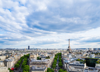 Fototapeta na wymiar 凱旋門から眺めるエッフェル塔とパリ市内