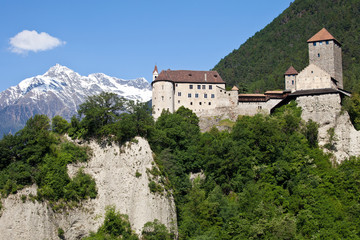 Fototapeta na wymiar Blick auf Schloss Tirol, Südtirol, Alpen,