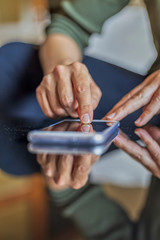 Obraz premium Woman hand writing anything on a paper