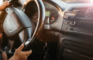 Obraz premium hands of a small child driving a car. driving instruction in childhood.