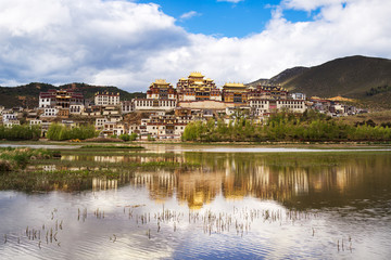 Fototapeta na wymiar Tibetan monastery of shangri-la. China.Yunnan. Reflected in the lake