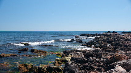 Fototapeta na wymiar Rocks, waves, ocean and stones