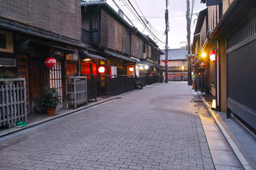 京都祇園の裏通りの夕景