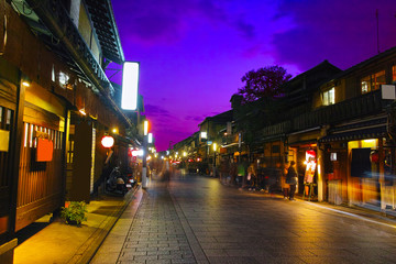 Fototapeta na wymiar 京都祇園、花見小路の夜景