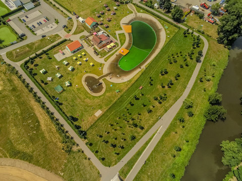 Das Schwimmbad Biotop Brno-Jih von oben, Tschechische Republik