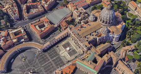 Fototapeta premium St. Peter's Basilica in the Vatican from a bird's eye view