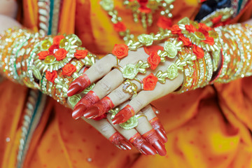 Fototapeta na wymiar Bridal hand decoration in Indian wedding