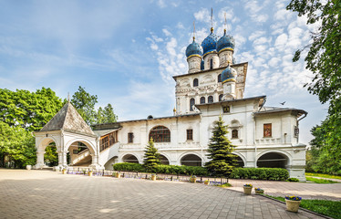 Fototapeta na wymiar Our Lady of Kazan church in Kolomenskoye park, Moscow, Russia