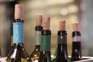 tapones de corcho y botellas de vino