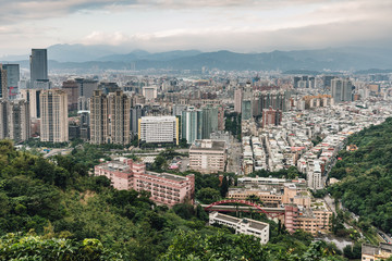 Obraz premium Aerial panorama over Downtown Taipei with layers of mountain in background in the dusk from Xiangshan Elephant Mountain in the evening.