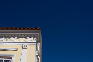 Parte de telhado de uma casa colonial antiga com céu azul escuro ao fundo