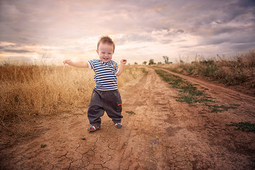 Baby's first steps in nature. The first independent steps.