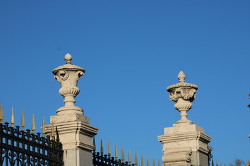 Obraz premium Adornos de la valla del Palacio Real de Madrid, España