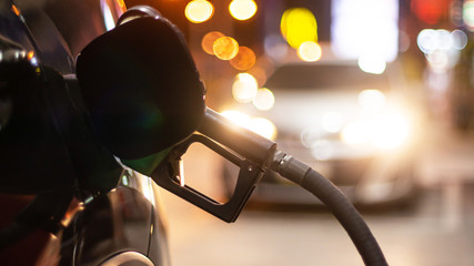 Fill the car with benzene oil at the gas station.