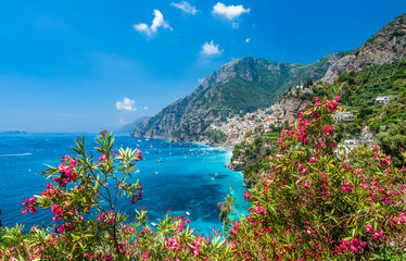 Landschaft mit der Stadt Positano an der berühmten Amalfiküste, Italien
