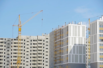 Building crane and building under construction