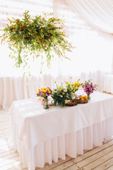 summer wedding decor. wedding decor yellow and lilac. wedding decoration with lemons and lavender.