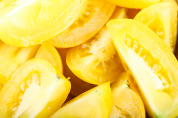 Obraz na płótnie Canvas sliced yellow tomatoes closeup