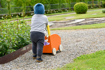 Kind beim spielen draußen