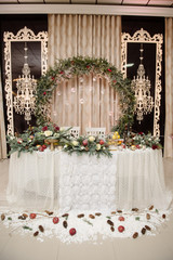 Fototapeta na wymiar decoration of the banquet hall on the wedding day