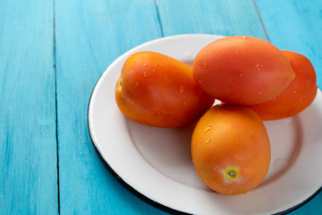 whole red tomato saladette