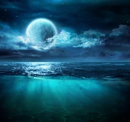 Papier Peint photo Lavable Pleine lune Lune sur mer dans la nuit magique avec scène sous-marine