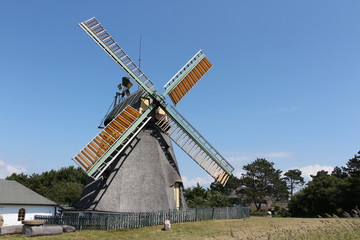 Historische Windmühle im Friesendorf Nebel auf der Nordseeinsel Amrum