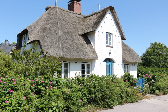 Historisches Friesenhaus im Friesendorf Nebel auf der Nordseeinsel Amrum