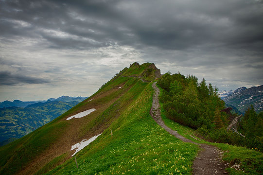 Gratwanderweg von Klingenstock zum Fronalpstock auf dem Stoos in den Schweizer Alpen bei guter Sicht. 
