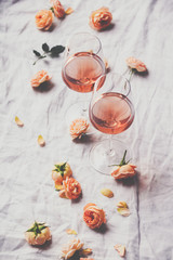 Obraz na płótnie Canvas Rose wine and roses on white background