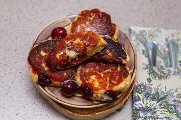 cheesecakes, cheesecake with cherries.