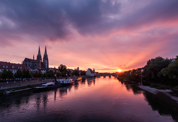 Fototapeta na wymiar Regensburg am Abend, Dom, Steinerne Brücke