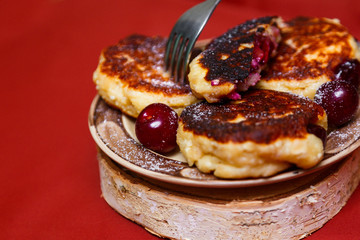 cheesecakes, cheesecake with cherries.