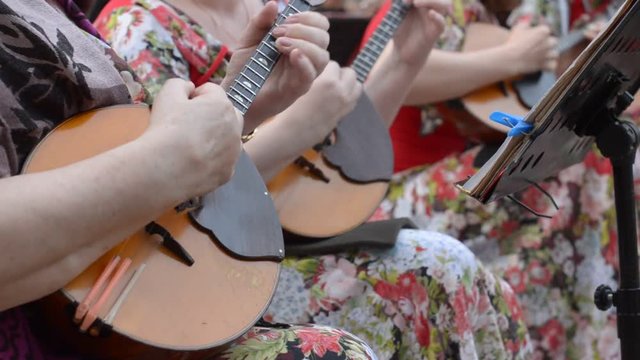 Girils are playing the lute, domra