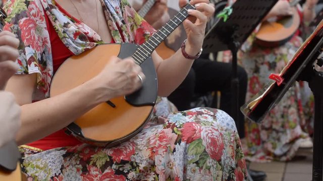 Girils are playing the lute, domra