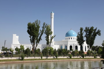 Fototapeta premium White mosque in Tashkent Uzbekistan