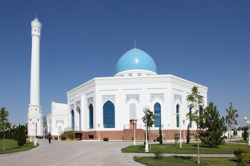 Fototapeta na wymiar White mosque in Tashkent Uzbekistan