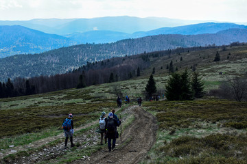 Turyści na szlaku; góry Beskidy