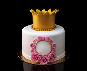 Cake with a crown for the girl's birthday.