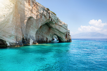 Die berühmten blauen Höhlen von Zakynthos mit smaragd grünem Meer und weißen Felsen, Ionische...