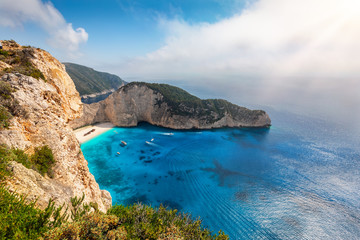 Aussicht auf den berühmten Navagio Schiffswrack Strand mit blauem Meer und Steilküste auf...