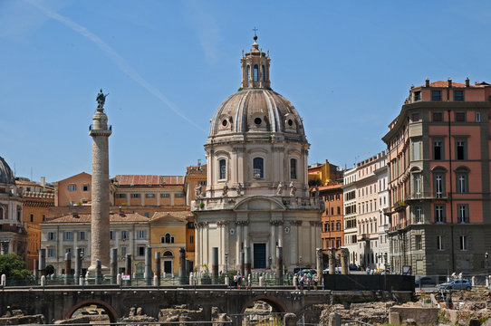 Roma, rovine dei fori imperiali e chiese