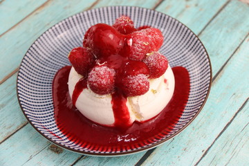 Gâteau à la meringue et coulis de framboises
