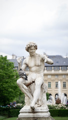 Fototapeta na wymiar Sculpture with bird in Paris