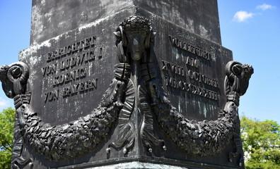 Inschriften mit Girlanden aus Eichenlaub am Sockel des Obelisken am Karolinenplatz