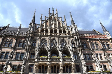 Neugotische Fassade des Neues Rathaus mit Stufengiebel und Ecktürmchen